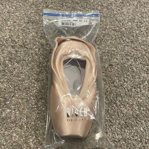 Bloch Balance Lisse Pointe Shoes! Bag Never Opened!!